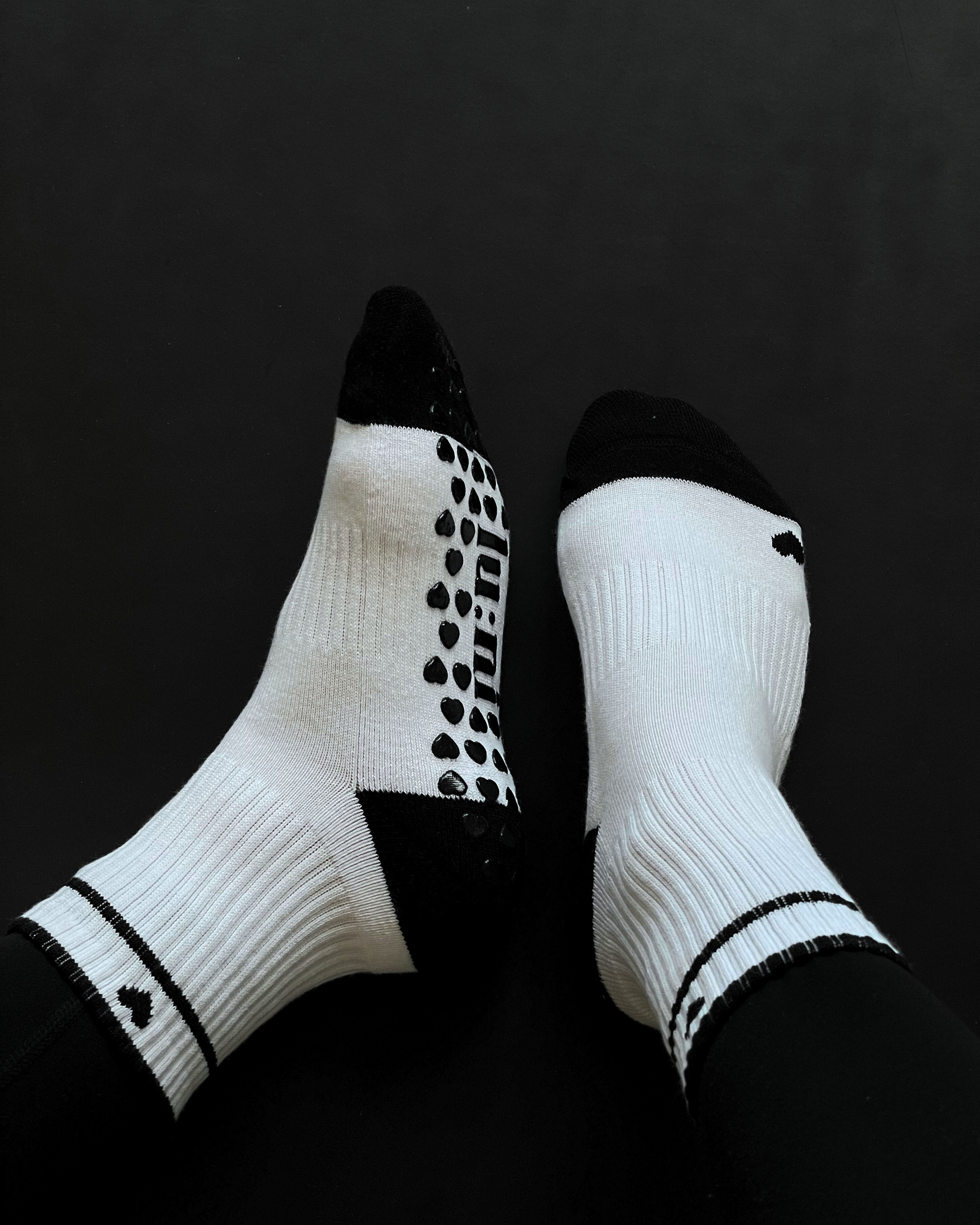 Amour Noir et Blanc - Stylishe Grip Socks für Pilates, Yoga & Reformer