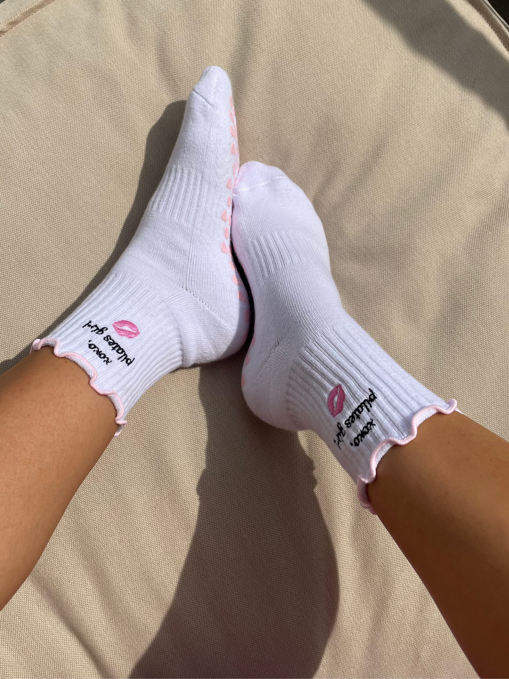 XOXO Grip Socks – Stylishe Pilates- & Yoga-Socken mit rutschfesten Herz-Grips und Stickerei