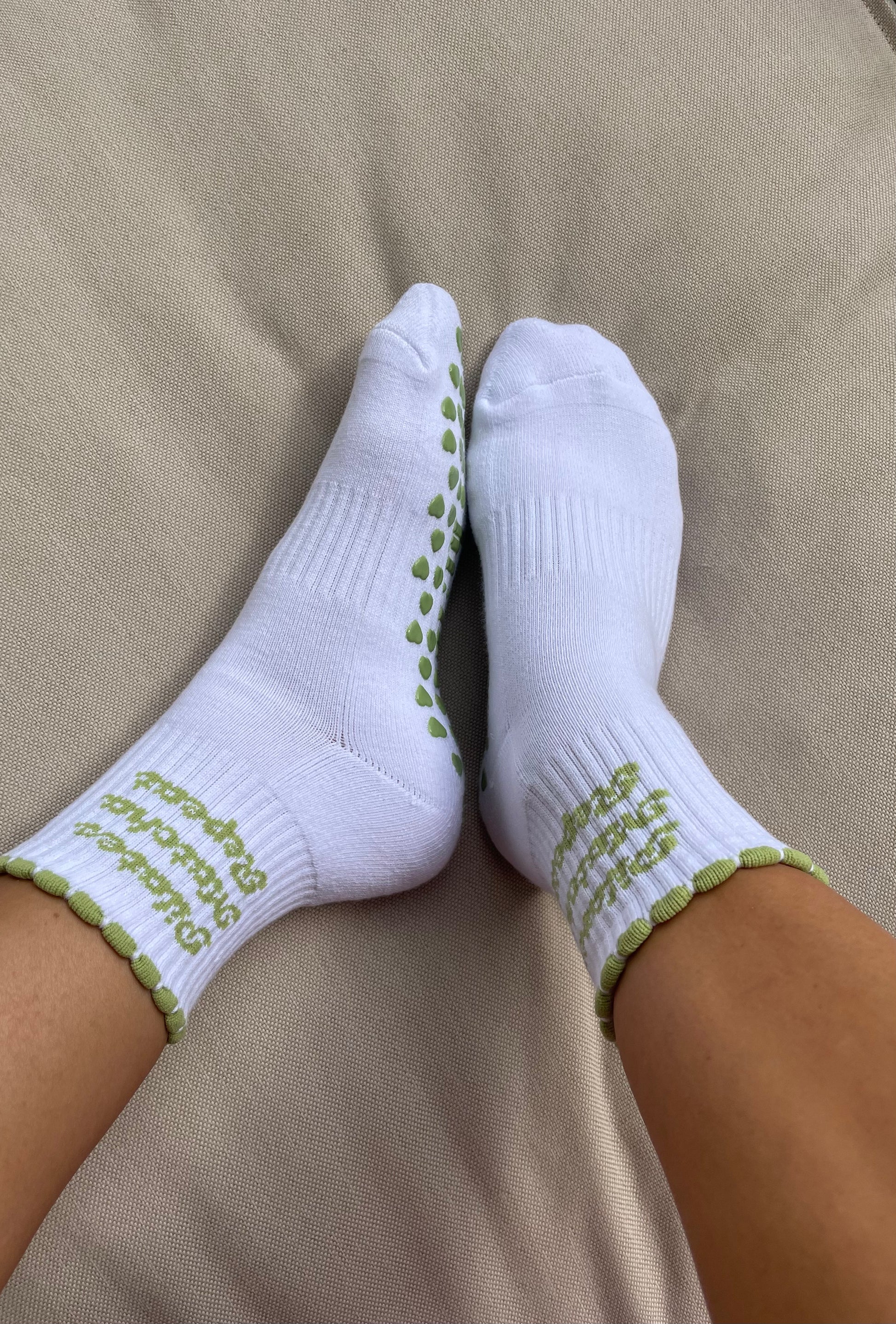 Matcha Grip Socks – Stylishe Pilates- & Yoga-Socken mit herzförmigen Anti-Rutsch-Grips