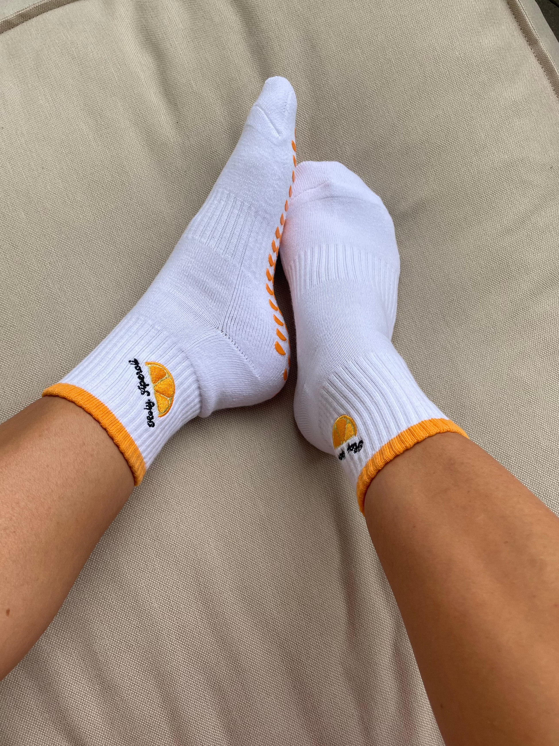 Holy Aperoli Grip Socks – Stylishe Pilates- & Yoga-Socken mit orangenförmigen Grips und Stickerei